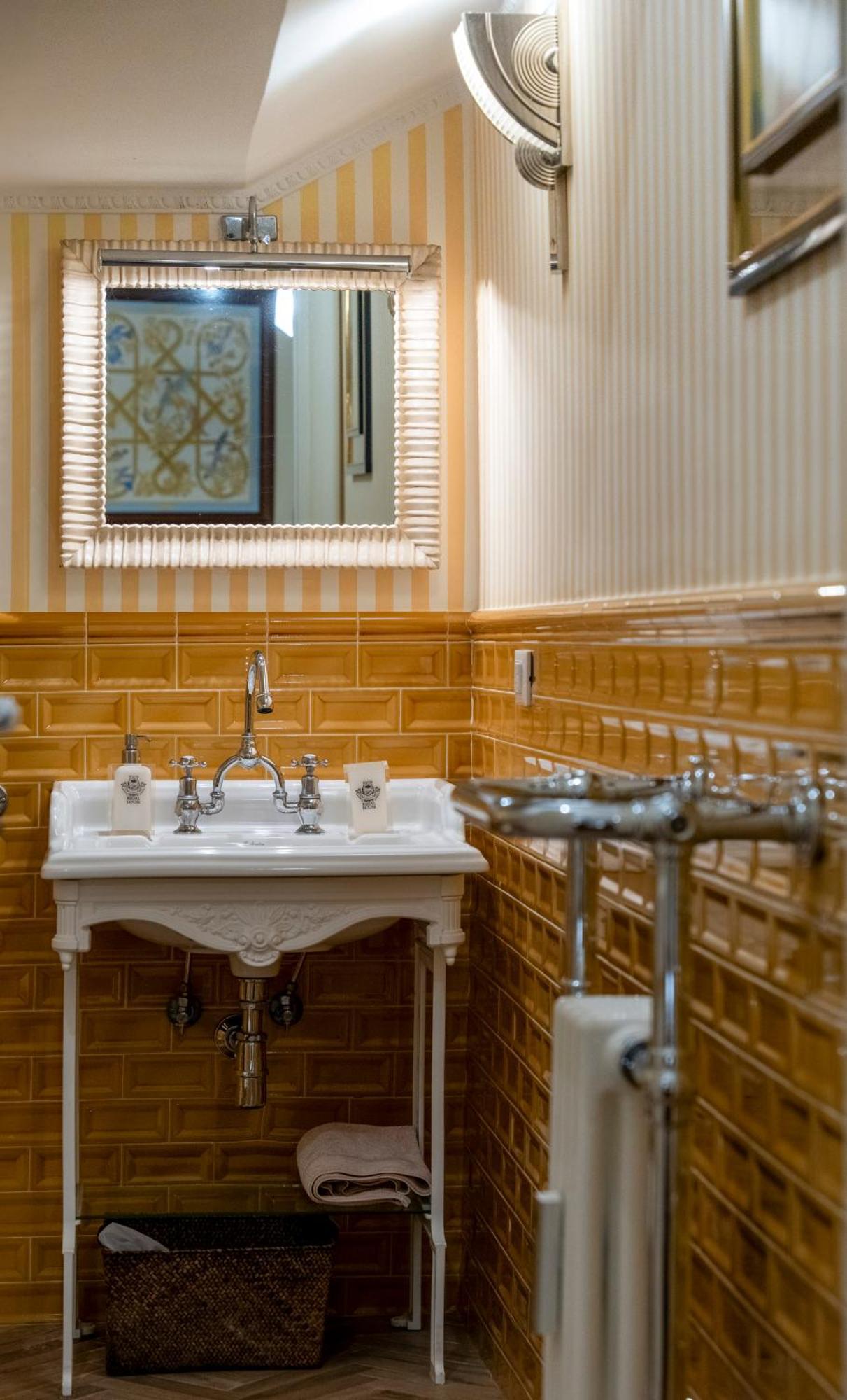 Regal House Roma Capucci 6 Hotel ภายนอก รูปภาพ